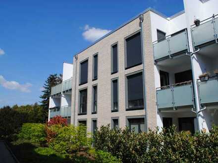 Helle und hochwertig ausgestattete Neubau-Wohnung mit Süd-Balkon und Parkettböden in ruhiger Lage