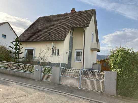 Gepflegtes 4-Zimmer-Einfamilienhaus mit EBK mit Blick auf Weinberge (Kontakt auch per Mail s.u.)