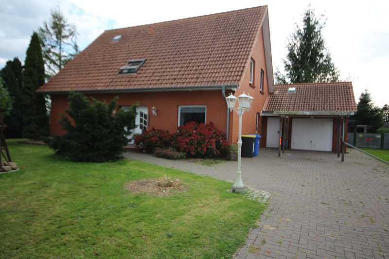 Freistehendes Einfamilienhaus mit großem Grundstück!