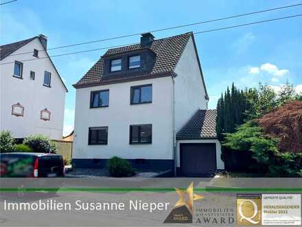 Gepflegtes freistehendes 2-Familienhaus mit großem Grundstück und zwei Garagen