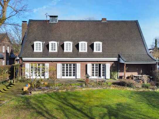Ein Statement klassischer Baukunst – Stilvolle Villa mit Einliegerwohnung und parkähnlichem Garten
