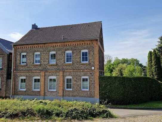 "Ihr neues Wohlfühlzuhause!" Gemütlicher Altbau mit großem Grundstück