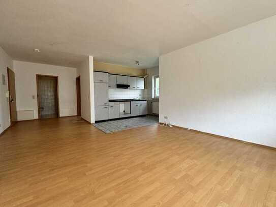 Schöne 2 Zimmer-Wohnung mit Balkon und PKW Stellplatz