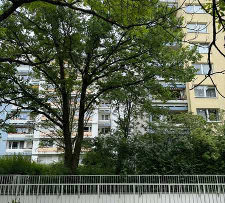 Stilvolle, sanierte 3-Zimmer-Wohnung mit Balkon in München