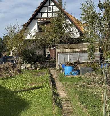 Freistehendes Haus mit großem Garten und viel Potenzial freut sich auf fleißigen Handwerker!