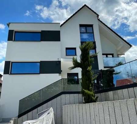 Neuwertige 4-Raum-Dachgeschosswohnung mit Balkon in Karlsbad