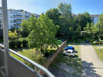 Gut geschnittene 3 Zimmer Wohnung mit Balkon und Stellplatz