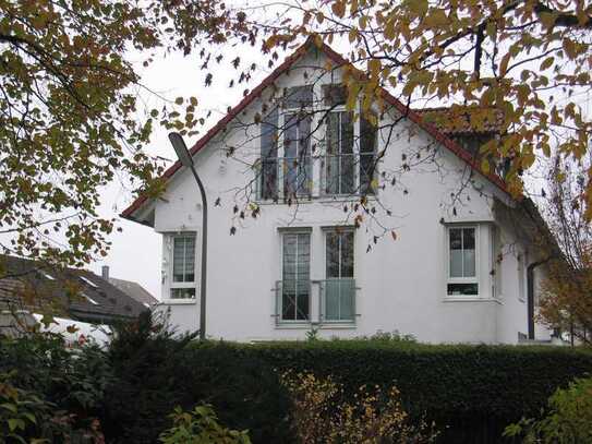 Gepflegte Doppelhaushälfte mit fünf Zimmern und Einbauküche in Fürstenried, München