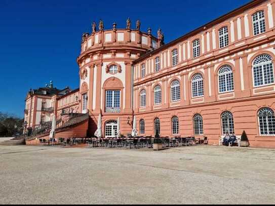 Stilvolle, neuwertige 2-Zimmer-Wohnung mit Balkon und Einbauküche in Wiesbaden Biebrich neben Schloß