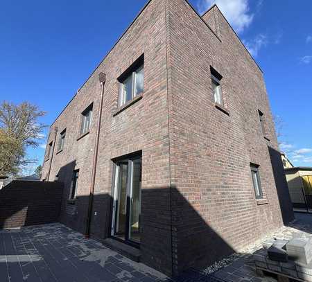 großzügig & durchdacht: 5,5 Zi. Neubau - Erstbezug - DHH mit Dachterrasse und Wärmepumpe