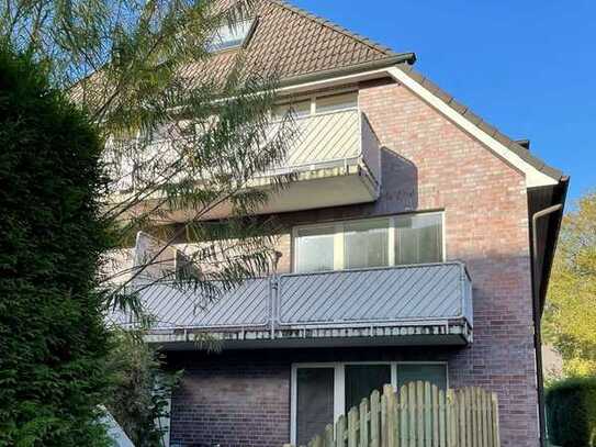 Großzügige 2-Zimmer-Dachgeschoss-Wohnung mit Süd-Balkon in Hamburg-Bramfeld, Carport-Stellplatz
