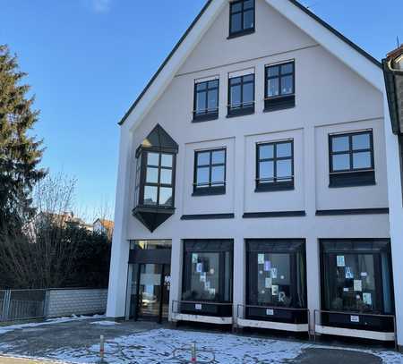 Großzügig geschnittene Traumwohnung, Dachterrasse, Balkon und zwei Bäder in Schwalbach