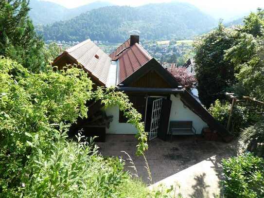 Einfamilienhaus mit weitläufigem Blick ins Tal, großzügigem Garten und separater großer Garage