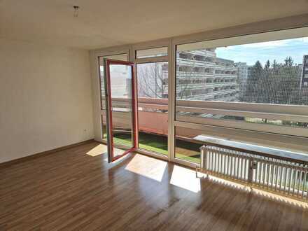 Am Olympiapark: helle, lichtdurchflutete 3 Zimmerwohnung mit Süd Balkon und Alpenblick