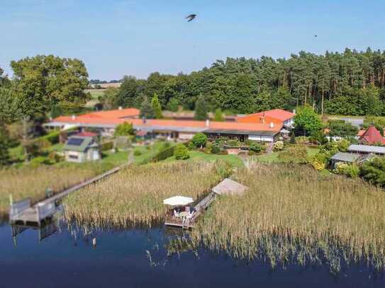 Direkt am See: Gepflegtes 4-Zi.-Zuhause mit einzigartigem Grundstück, Bootssteg und Einliegerwhg.