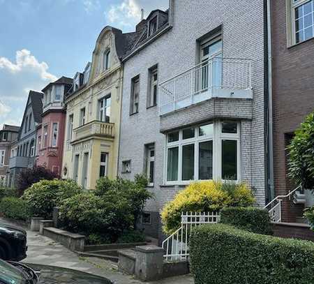 Großzügige Altbauwohnung in gepflegtem 3-Parteienhaus * mit Ansatzbalkon zum Garten *