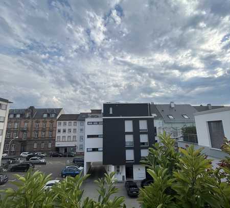 Schöne Penthouse-Wohnung mit großer Süd-Ost-Terrasse in zentraler Lage!