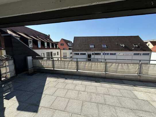 Helle 3,5-Zimmer-Dachgeschosswohnung mit Dachterrasse/Münsterblick und EBK in Ulm