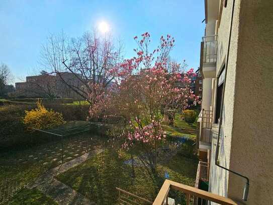 Gemütliche 2-Zimmer-ETW im 1. OG – Einbauküche, Balkon, Außenstellplatz & Blick in den Hinterhof.