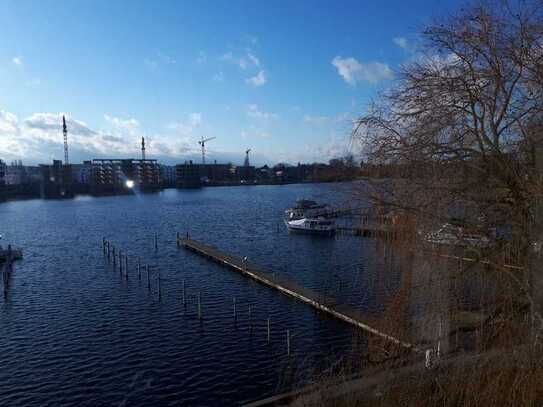 Großzügiges Wohnen direkt am Wasser in ruhiger Lage