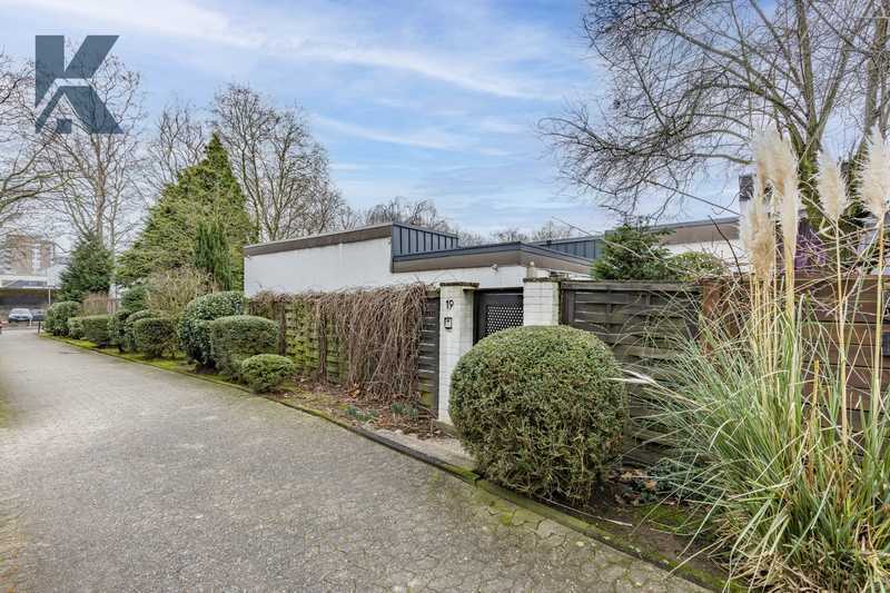 Splitlevel-Bungalow. Zentrale, ruhige Lage Köln-Weiden. Atrium-Garten.