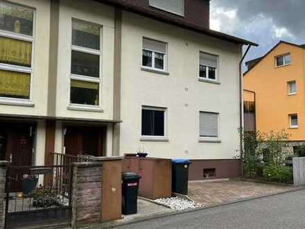 2-3 Familienwohnhaus in ruhiger Wohnlage mit 2 Garagen u. 3 Stellpl., Balkon, Terrasse u. Garten.