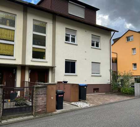 2-3 Familienwohnhaus in ruhiger Wohnlage mit 2 Garagen u. 3 Stellpl., Balkon, Terrasse u. Garten.