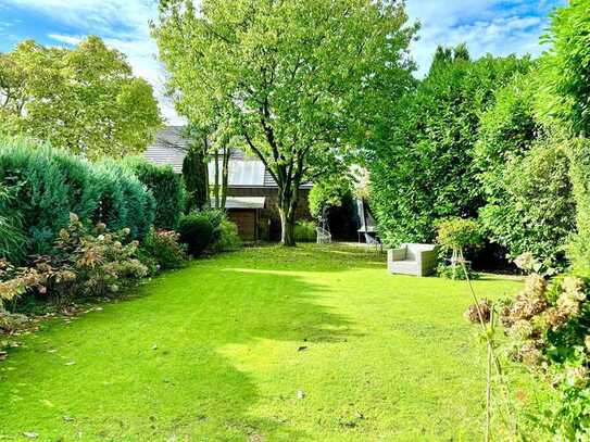 Modernisierte Haus im Haus 4,5-Zimmer-Wohnung mit Terrasse und Megagarten in Meerbusch-Büderich