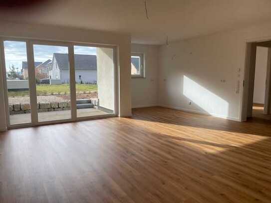 Erstbezug - 2 Raum-Wohnung mit Terrasse, Badewanne+Dusche, Bezug ab 01.08.2024