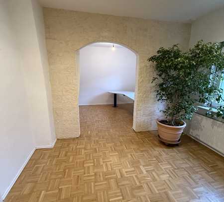 Modern renovierte , großzügige 2,5 Zimmer Wohnung