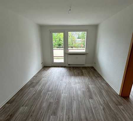 EBK mgl.! Frisch renov. 2-Zi- mit Balkon, Wanne & Laminat in ruhiger Lage!