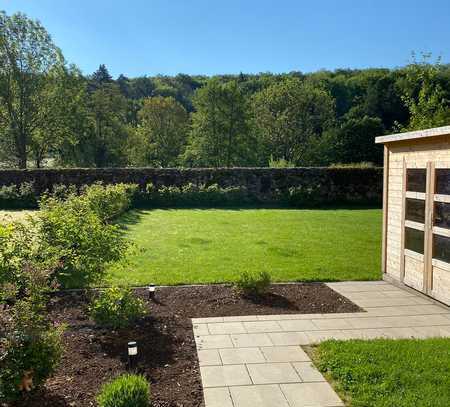 Wohnträume können wahr werden: Luxus-Gartenwohnung mit großem Grundstück im Hofgut Kolnhausen