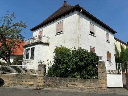 Freistehendes Einfamilienhaus a. d. Weinstraße mit toller Terrasse, Balkon und Vorgarten