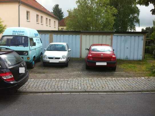 Grundstück bebaut mit 4 Garage in guter Lage