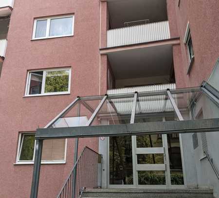 Vollständig renovierte 2-Zimmer-Wohnung mit Balkon und Einbauküche in Nürnberg. Zzgl. TG Stellplatz