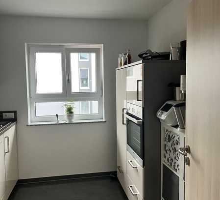 Neuwertige 2-Zimmer-Wohnung mit Balkon und Einbauküche in Stockstadt am Main