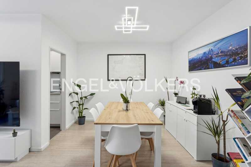 Exklusives, urbanes Wohnen: Renovierte Wohnung mit Balkon im Herzen vom Nordend