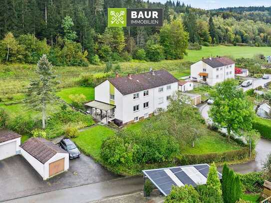 " Charmantes Zweifamilienhaus mit großem Grundstück und viel Potenzial in ruhiger Waldrandlage von T