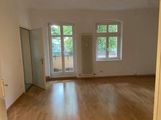 Ruhige 2-Zimmer-Wohnung mit EBK und Balkon, Nähe Adlershof, zu vermieten