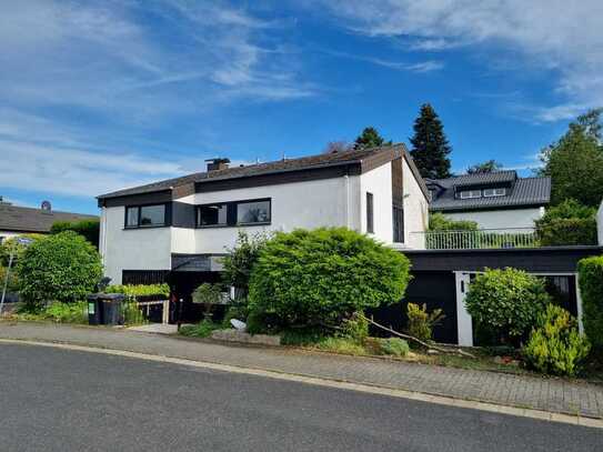 EIN HAUS, VIELE MÖGLICHKEITEN! Freistehendes Einfamilienhaus mit Einliegerwohnung, Garten und Garage