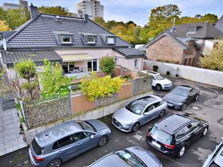 Ideale Kombination aus Autohaus oder Lagerhalle, Büro und ein Haus mit vier Wohnungen.