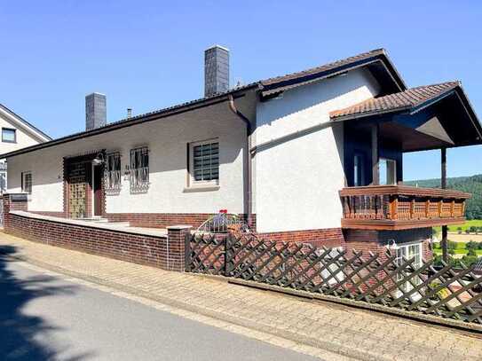 Aufgepasst: Zweifamilienhaus in ruhiger Nebenstraße mit phantastischer Aussicht!