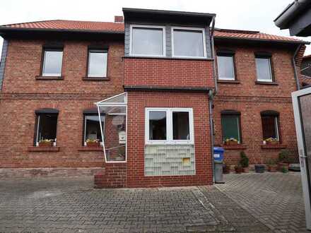 Modernisiertes großes Einfamilienhaus mit Doppel-Garage und Nebengebäude