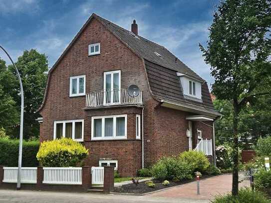 Stadt-Villa mit Altbau-Charme, nah zur City und zum Schlossgarten, mit großem Grundstück und Garage