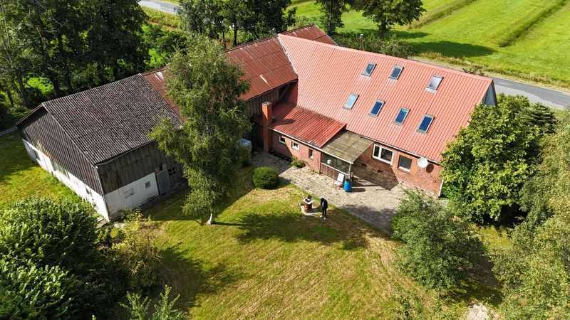 Großzügiges Einfamilienhaus mit Scheune in ruhiger Alleinlage von Wanna zum Schnäppchenpreis