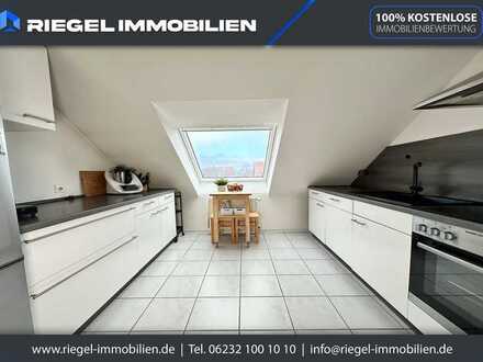 Sie hier? Wir auch! Großzügige Wohnung im Dachgeschoss mit Balkon und PKW-Stellplatz
