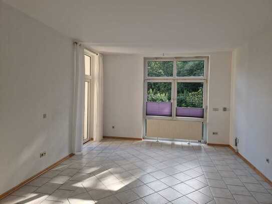 Sanierte 2-Zimmer-Wohnung mit Balkon und Einbauküche in Marburg