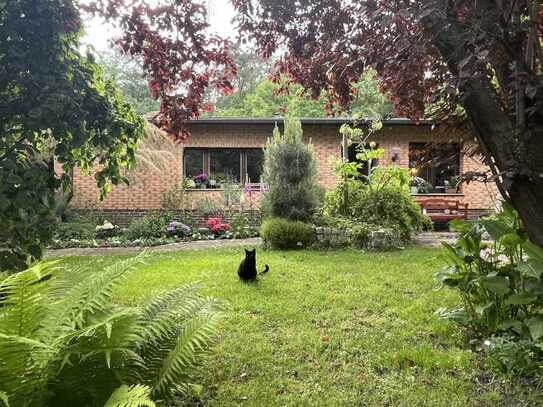 Großes Bungalow-Einfamilienhaus mit viel Platz in einer grünen Oase