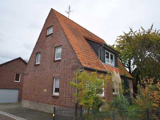 Zentral gelegenes Einfamilienhaus in Dahlenburg mit großem Grundstück, Garage und Schuppen.