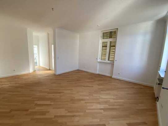 HU-Steinheim, SINGLE-Wohnung, Bestlage, 1. OG, 2-ZW, 62 m², EBK, Parkett, gr. Bad, Balkon, 690,-/NK